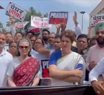 संसद के बाहर NDA और इंडिया ब्लॉक आमने-सामने, प्रियंका गांधी को सुरक्षाकर्मियों ने रोका