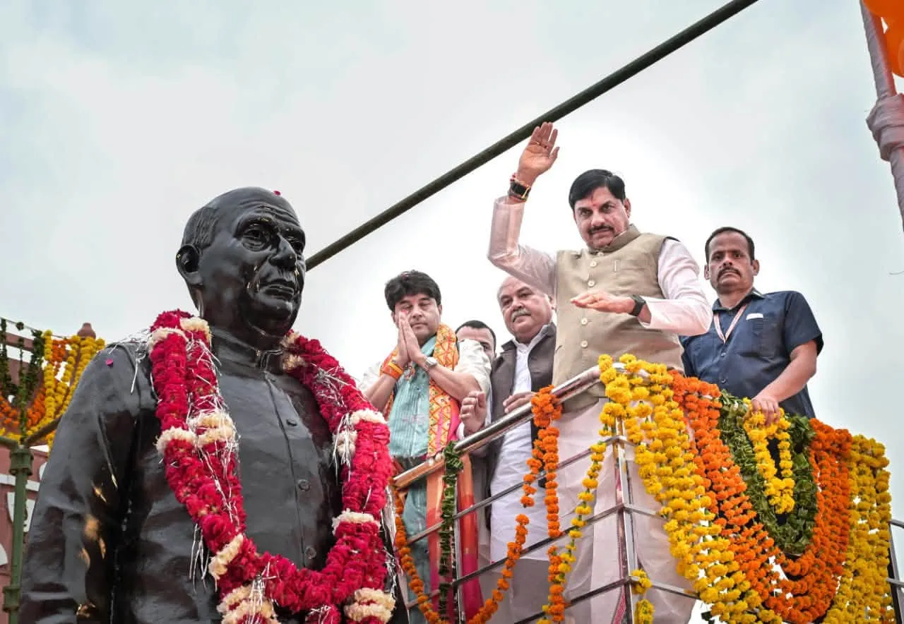 मुख्यमंत्री डॉ. यादव ने पूर्व विधायक स्व. श्री बाबू रघुवीर सिंह की प्रतिमा का किया अनावरण