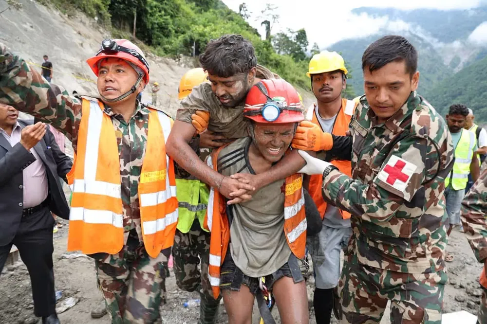 नेपाल की सुरंग में फँसे दो मज़दूरों को ज़िंदा बाहर निकाला गया।